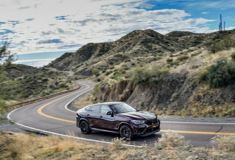 BMW X6 M Competition yol üzerinde genel görünümü