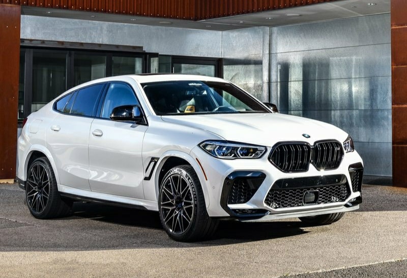 Beyaz BMW X6 M Competition ön üç çeyrek görünümü