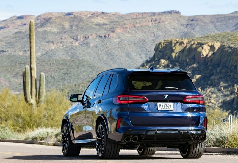 BMW X5 M Competition arka üç çeyrek görünüm