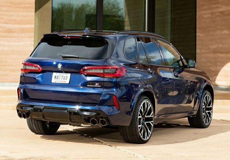 BMW X5 M Competition park halinde arka görünüm
