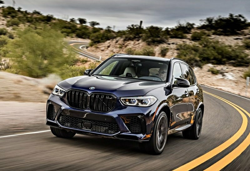 BMW X5 M Competition yol üzerindeki ön görünüm