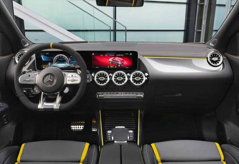 GLA 45 S kokpit MBUX ekranları ve AMG direksiyon