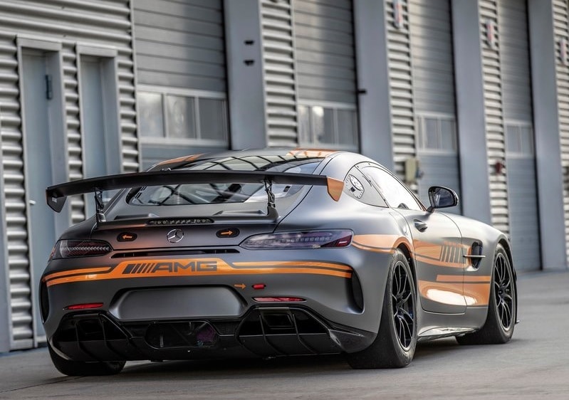 Mercedes-AMG GT4 yarış otomobili yan görünümü