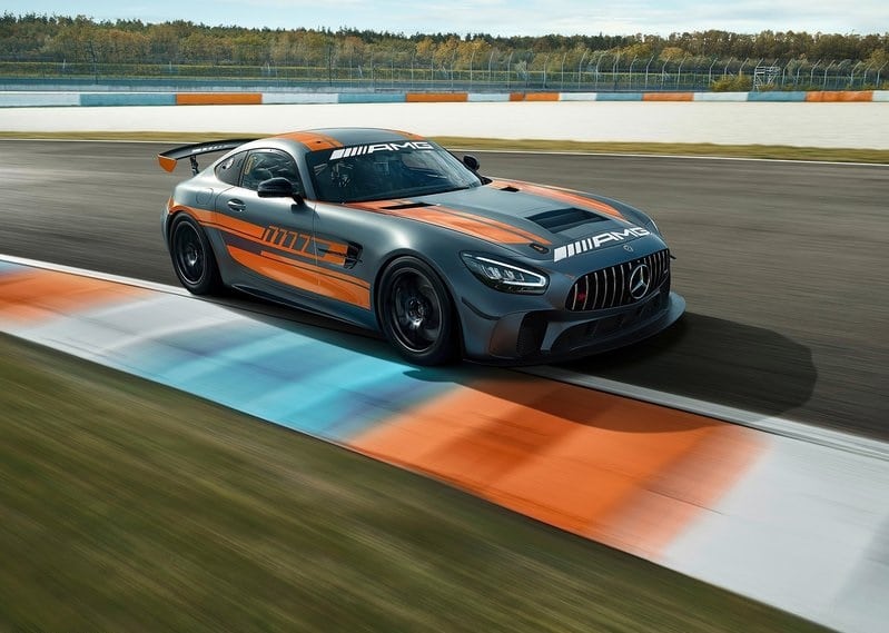 Mercedes-AMG GT4 ön bölüm ve LED farlar