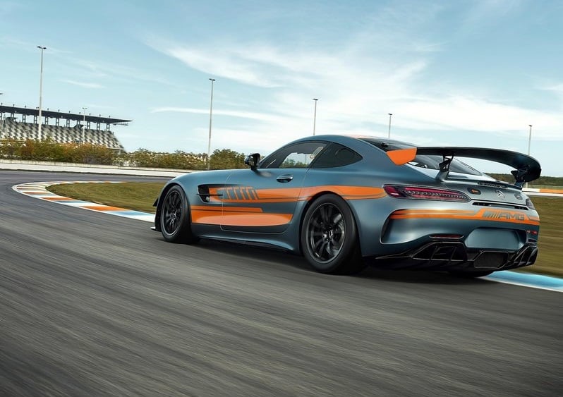 Mercedes-AMG GT4 ön üç çeyrek görünümü