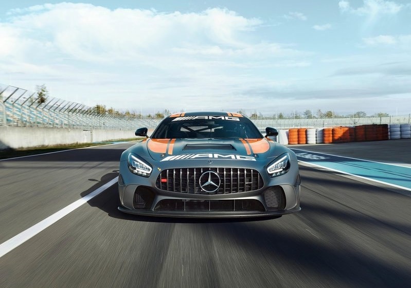 Mercedes-AMG GT4 yarış pistinde ön görünüm