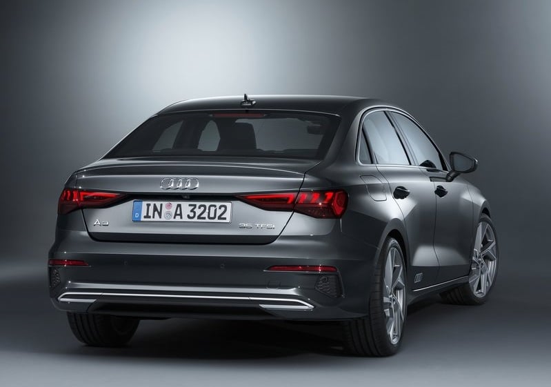 Stüdyo ortamında koyu gri Audi A3 Sedan arka bölüm ve stop lambaları