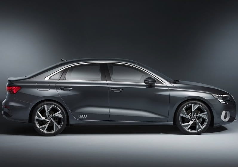 Koyu gri Audi A3 Sedan tam yan profil ve dört kapılı gövde