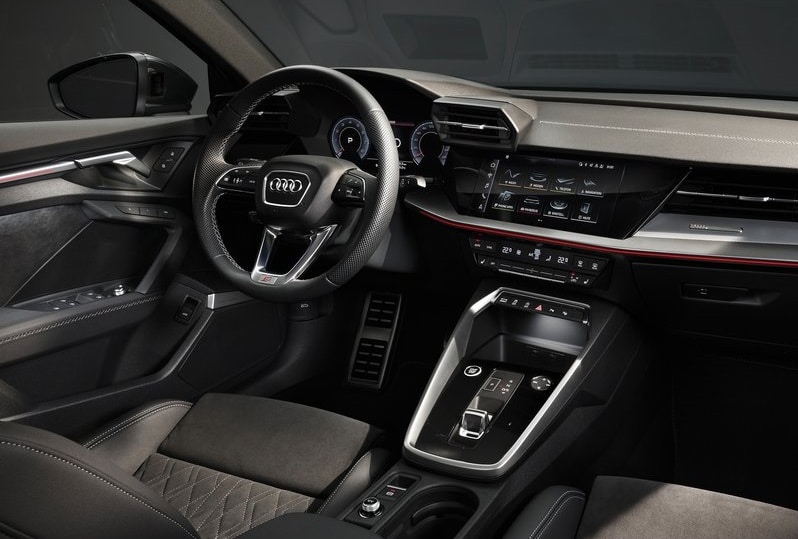 Audi A3 Sedan kabininde direksiyon dijital gösterge ve merkezi dokunmatik ekran
