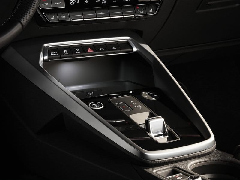 Audi A3 Sedan orta konsolunda elektronik vites seçici ve kumanda düğmeleri