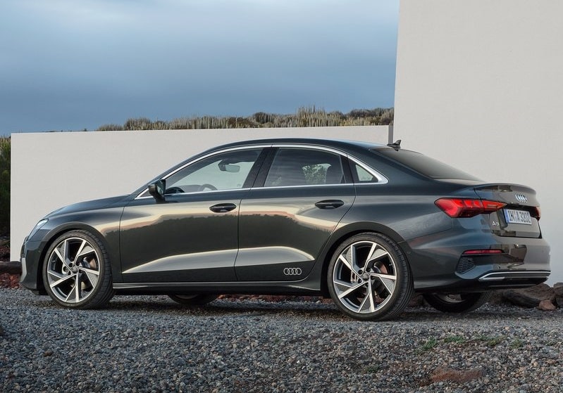 Açık alanda koyu gri Audi A3 Sedan yan ve arka gövde görünümü