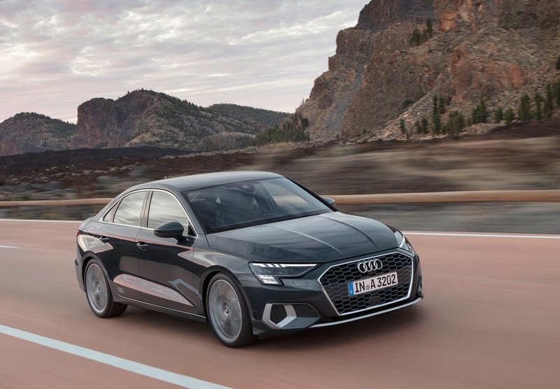2023 Audi A3 Sedan Ağustos Fiyat Listesi koyu gri A3 Sedan sürüş görseli
