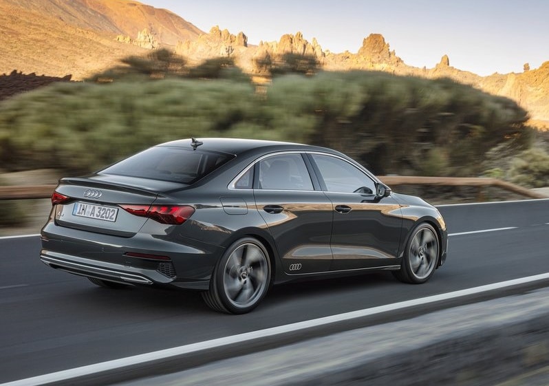 Koyu gri Audi A3 Sedan yolda arka bölüm ve yan gövde görünümü