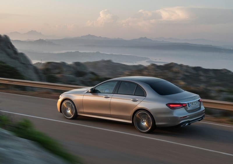 Mercedes-Benz E Serisi sedanın yolda arka çapraz görünümü