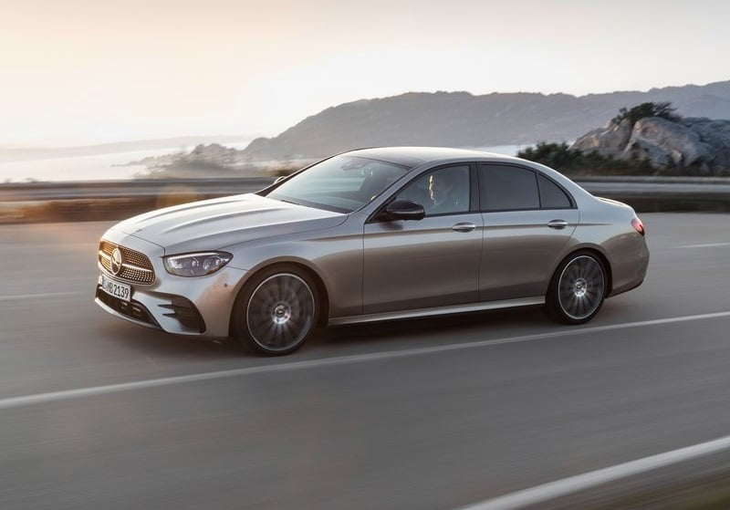 Mercedes-Benz E Serisi sedanın hareket halindeki yan görünümü