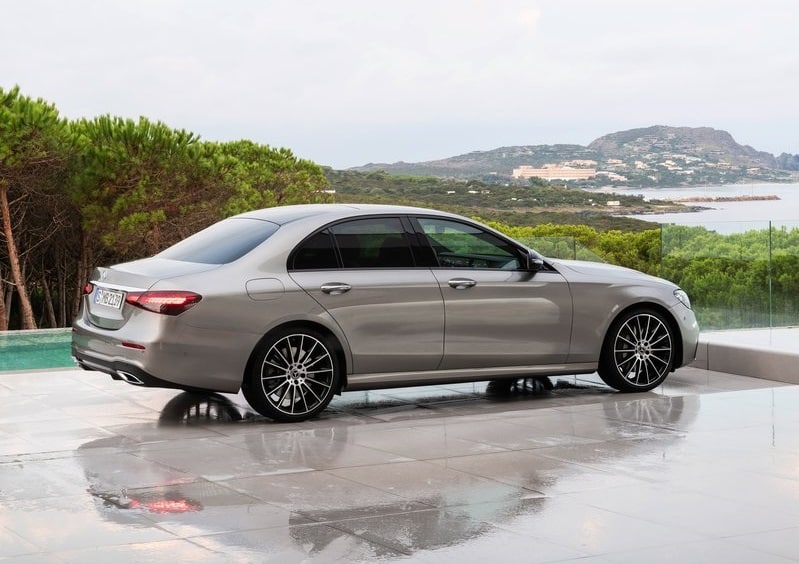 Mercedes-Benz E Serisi sedanın açık alanda yan görünümü