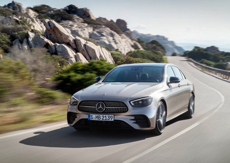 Mercedes-Benz E Serisi sedanın virajda ön çapraz görünümü