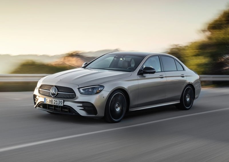 Mercedes-Benz E Serisi sedanın yolda ön çapraz görünümü