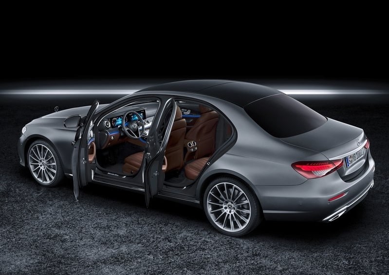 Mercedes-Benz E Serisi sedanın açık kapılarla kabin görünümü