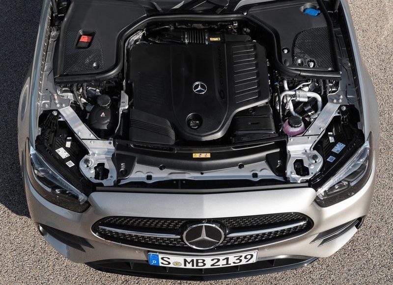 Mercedes-Benz E Serisi sedanın motor bölmesi
