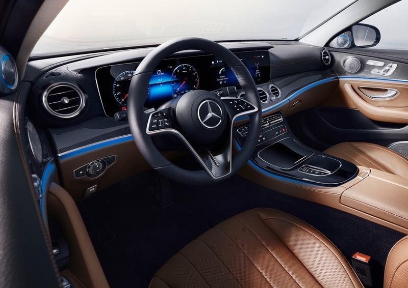 Mercedes-Benz E Serisi sürücü kokpiti ve çift ekranı
