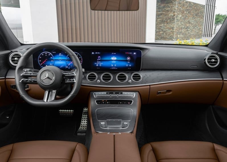 Mercedes-Benz E Serisi gösterge paneli ve orta konsolu
