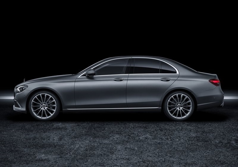 Mercedes-Benz E Serisi sedanın stüdyo ortamında yan profili