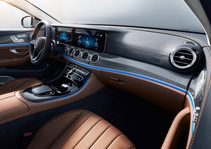 Mercedes-Benz E Serisi ön yolcu tarafı kokpit görünümü