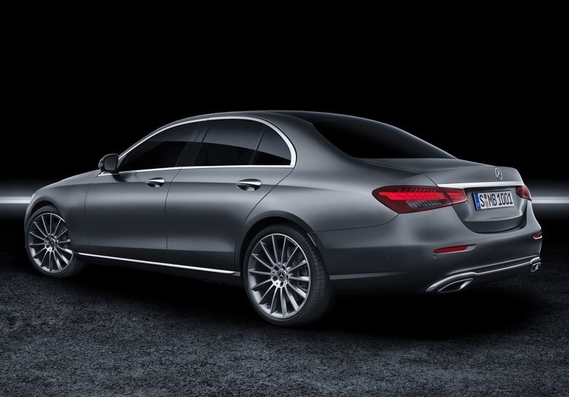 Mercedes-Benz E Serisi sedanın stüdyo ortamında arka çapraz görünümü