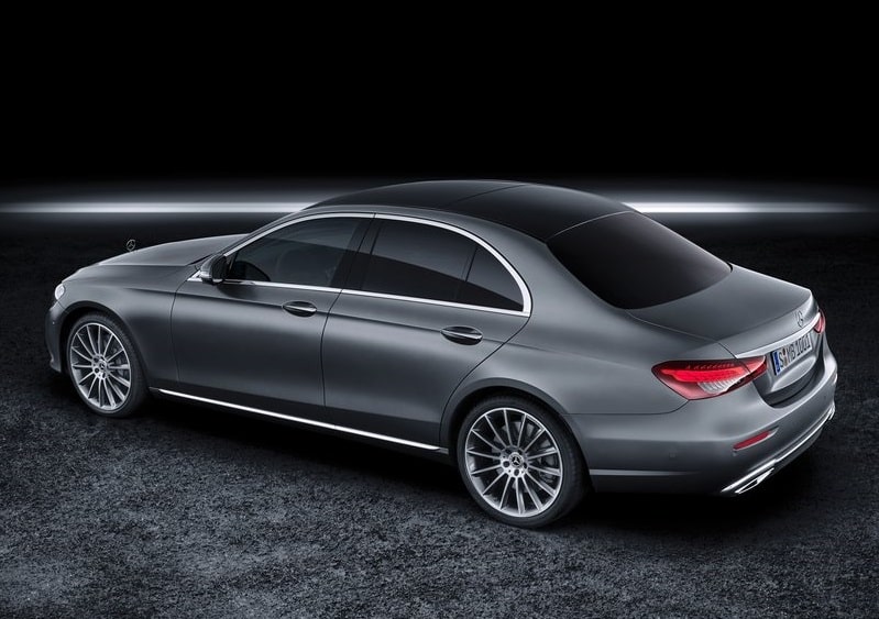Mercedes-Benz E Serisi sedanın yukarıdan arka çapraz görünümü