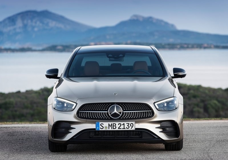 Mercedes-Benz E Serisi sedanın önden duruşu