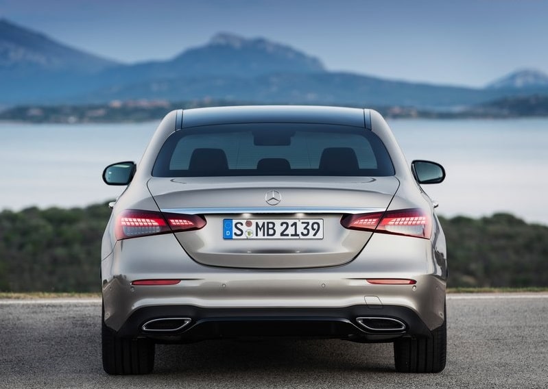 Mercedes-Benz E Serisi sedanın arka görünümü