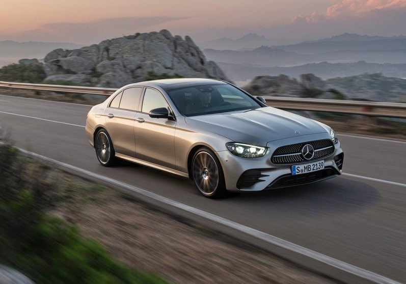 Mercedes-Benz E Serisi sedanın yolda önden görünümü