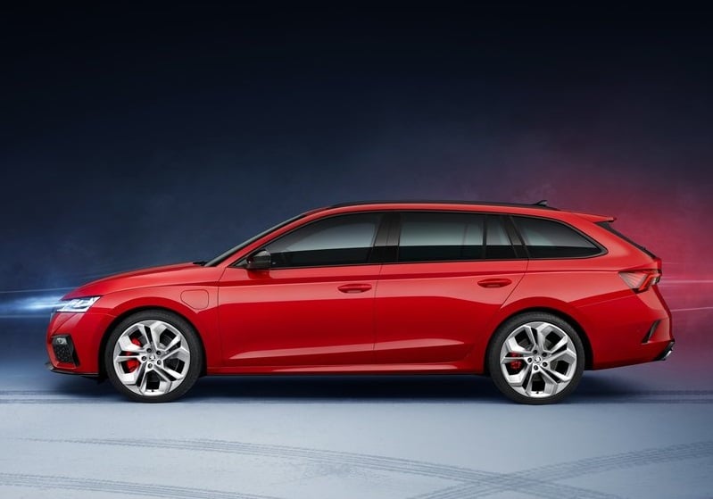 Skoda Octavia RS iV Combi yandan görünüm