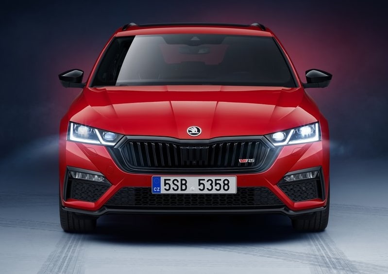 Skoda Octavia RS iV Combi ön görünüm ve RS logosu