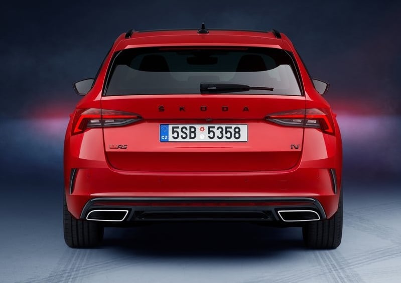 Octavia RS iV Combi arka görünüm ve iV rozeti
