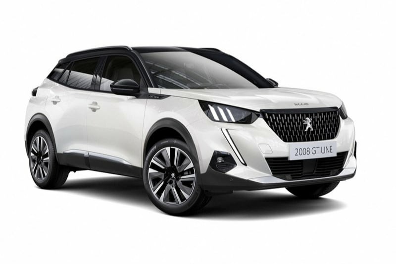 Beyaz Peugeot 2008 GT Line ön üç çeyrek stüdyo görünümü
