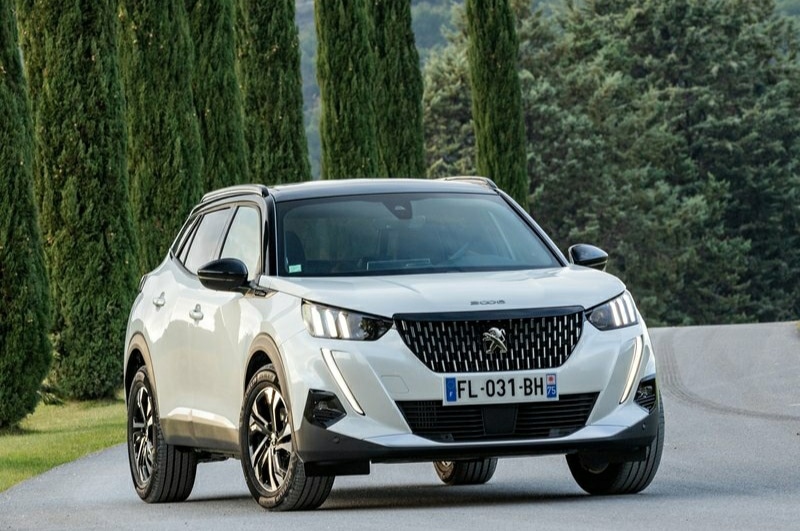 Beyaz Peugeot 2008 ön üç çeyrek yol görünümü