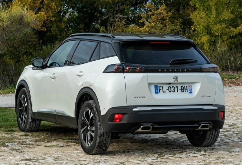 Beyaz Peugeot 2008 arka üç çeyrek dış görünümü