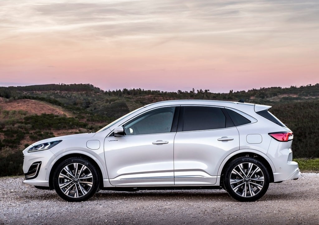 Ford Kuga Vignale yan ve arka görünüm