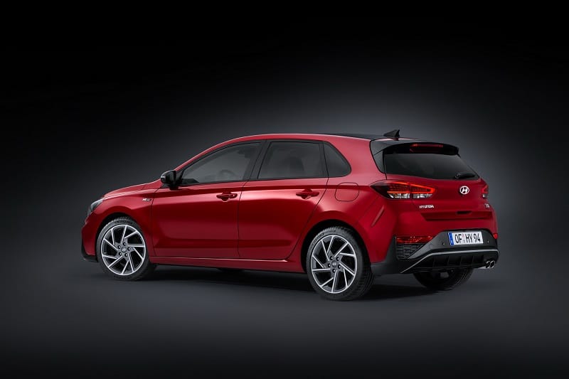 Hyundai i30 N Line makyajlı kasa arka üç çeyrek görünüm