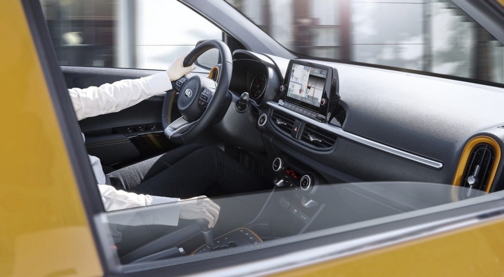 Kia Morning sürücü alanı direksiyon ve orta multimedya ekranı