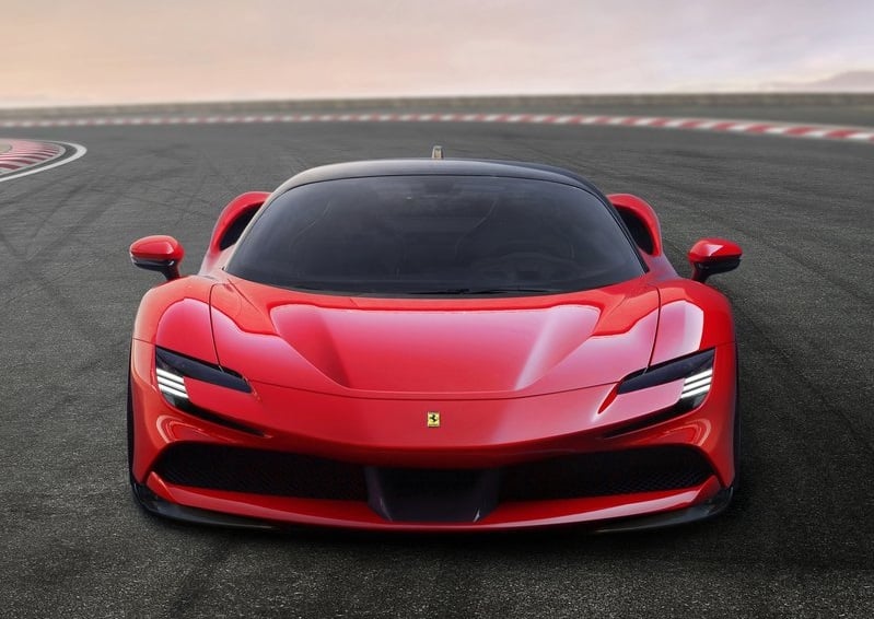 Ferrari SF90 Stradale önden görünüm