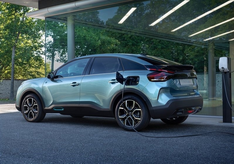 Şarj noktasında açık mavi Citroen e-C4 dış görünümü
