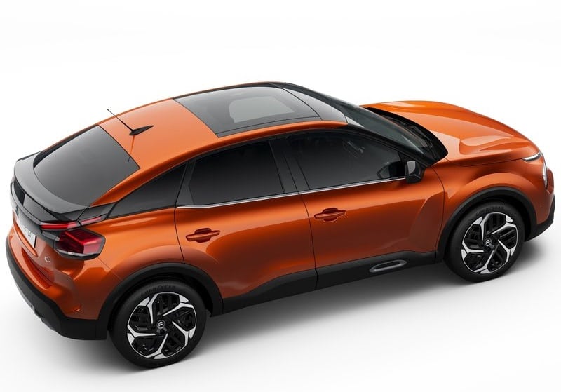Turuncu Citroen C4 üst gövde ve cam tavan görünümü