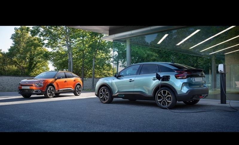 Turuncu Citroen C4 ile şarj noktasındaki açık mavi Citroen e-C4