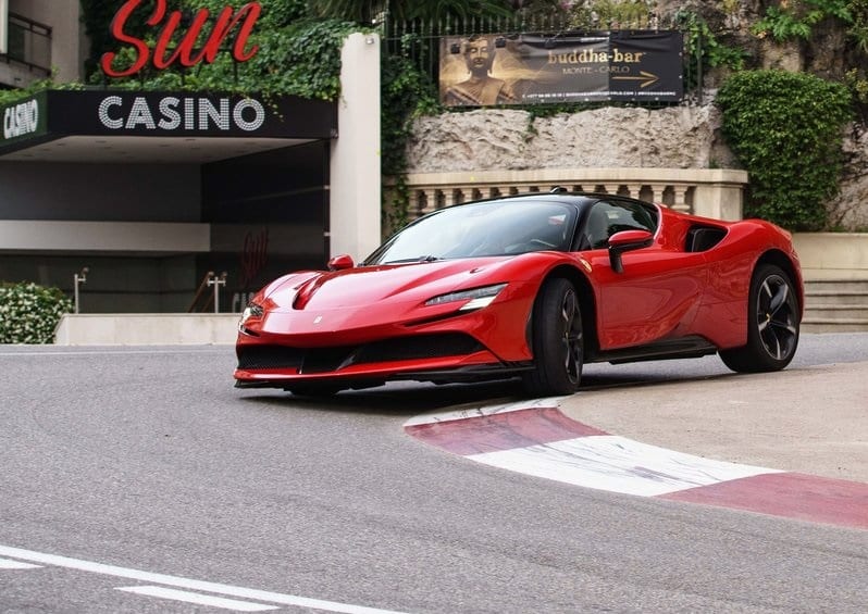 Kırmızı SF90 Stradale ön üç çeyrek görünüm