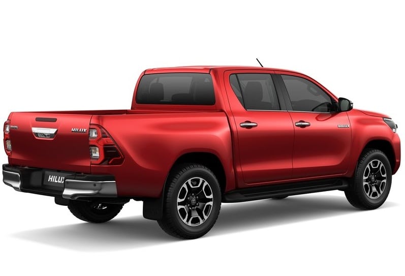 Kırmızı Toyota Hilux çift kabin arka üç çeyrek görünümü ve açık yük alanı