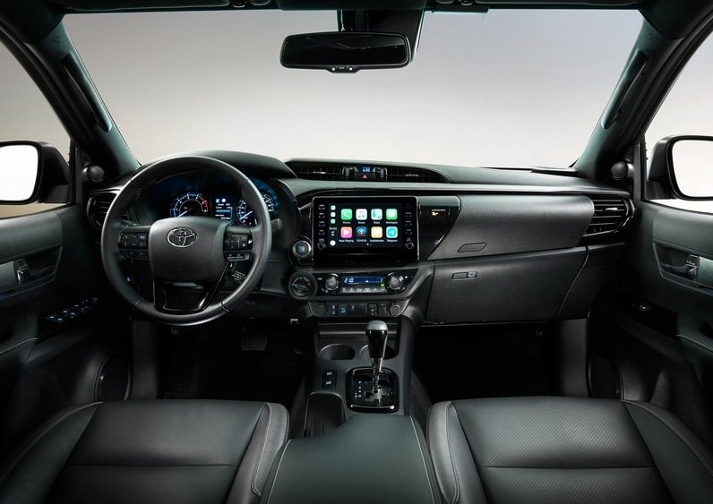 Toyota Hilux kokpiti multimedya ekranı ve otomatik vites seçicisi