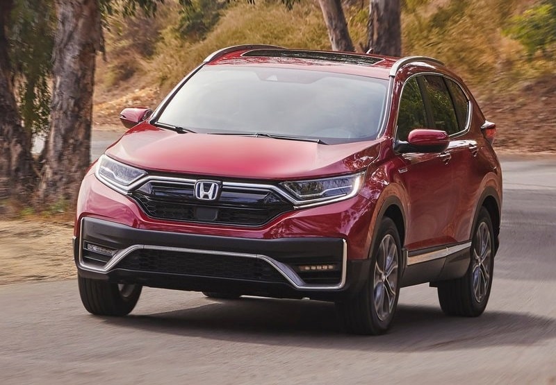Kırmızı Honda CR-V yolda ilerlerken ön gövde görünümü